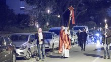 Ovako izgleda Veliki petak u doba korone: Župnik s Mertojaka udijelio blagoslov s balkona, biskup Uzinić u procesiji praznim Dubrovnikom