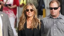 Sedam modnih komada kojih se Jennifer Aniston godinama ne odriče