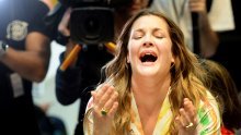 Drew Barrymore u suzama, a razlog je poznat milijunima roditelja diljem svijeta - škola na daljinu