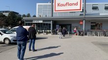 Kaufland uveo kukce na police; umjesto klasičnih ćevapa nude burger od kukaca, hrskave cvrčke...