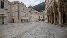 Dubrovčani kose Stradun; umjesto turista niknula trava