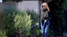 Julia Roberts istaknula svoju vitku figuru u trapericama koje nikad ne izlaze iz mode