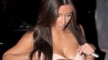 Haljina gotovo skliznula s bujnih grudi Kim Kardashian