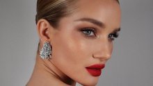 Lijepa Rosie Huntington-Whiteley dokazala je kako ovaj beauty klasik nikad neće izaći iz mode