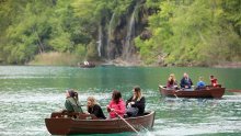 [VIDEO/FOTO] Domaći turisti subotu iskoristili za uživanje u ljepotama Plitvičkih jezera, mnogi i po prvi put