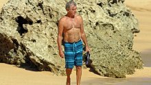 Pierce Brosnan prošetao preplanuli torzo po pješčanoj plaži na Havajima