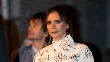 Victoria Beckham vratila se u daleku prošlost i pokazala kako je izgledala u djetinjstvu