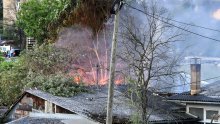 [FOTO] Gust požar nad Trnjem: Zapalila se jedna od baraka kod NSK, vatrogasci u akciji