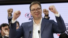 Vučić trijumfirao na izborima bez prave oporbe: Slavio uz trubače i opomenuo suradnike da ne sastavljaju vladu dok se on ne vrati iz Moskve i Washingtona