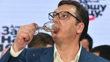 Vučićevim naprednjacima apsolutna većina u srbijanskom parlamentu, oporba ogorčena