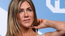 Jennifer Aniston otkrila neobičnu tetovažu na svom zglobu, a svi se pitaju koje joj je značenje