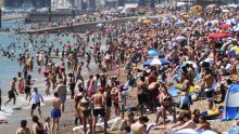 Johnson upozorio Britance da se pridržavaju mjera i na plažama