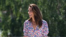 Preplanula Kate Middleton izgleda sjajno: Chic haljina, omiljene sandale i naušnice od 40 kuna za stajling bez greške