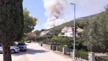 [FOTO/VIDEO] Požar na Pelješcu gase tri kanadera; glavni vatrogasni zapovjednik uvjeren da će uskoro biti ugašen