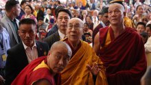 Iako i dalje oduševljava milijune, budućnost poglavara tibetanskog budizma Dalaj-Lame sve je upitnija