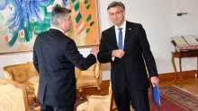 [VIDEO] Pogledajte nezgrapni pozdrav predsjednika i premijera; Plenković: S Milanovićem se nisam rukovao zbog karijesa