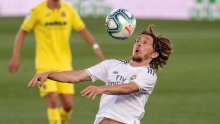 Luka Modrić vodio Real do pobjede i 34. naslova prvaka; Barcelona se osramotila na Nou Campu i s igračem više izgubila od Osasune