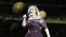 Adele se slikala bez šminke i u istoj majici koju Beyonce nosi u svom novom vizualnom albumu