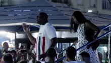 [FOTO/VIDEO] Magic Johnson sišao sa jahte i fotografirao se s mnogobrojnim obožavateljima