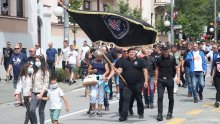 [VIDEO/FOTO] Pogledajte raspjevane HOS-ovce nakon što ih je propustio kordon vojne i specijalne policije u Kninu