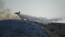 [VIDEO/FOTO] Čak sedam protupožarnih aviona u akciji kod Šibenika i Primoštena