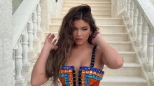 Istaknula bujne obline u haljini rađenoj samo za nju: Kylie Jenner ne prestaje se hvaliti Balmainovom kreacijom od 145 tisuća kuna