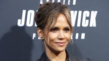 Halle Berry u običnom T-shirtu i gaćicama proslavila 54. rođendan i izgleda nevjerojatno dobro