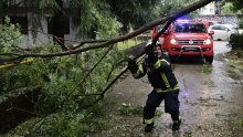 Nevrijeme poharalo Mostar; nestalo struje; snažan vjetar čupa stabla, inventar kafića završio u rijeci