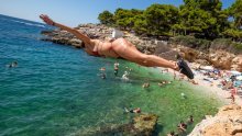 [FOTO] Lete kroz zrak, pedaliraju, rone i poziraju za fotke. Pogledajte kako se danas uživalo na pulskoj plaži