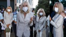 Brigitte Macron uskočila u uske bijele hlače i prošetala ljetni klasik u svijetu obuće