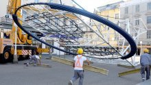 [FOTO/VIDEO] S glavnog zagrebačkog trga uklonjena poznata reklama, pogledajte kako je prošlo spuštanje divovske konstrukcije