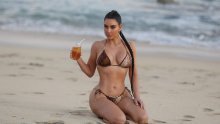 Ima se čime pohvaliti: Minijaturni bikini istaknuo je tanašni struk i raskošne obline slavne Kardashianke