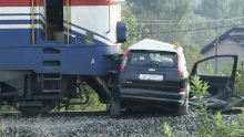 [FOTO] Nesreća na pružnom prijelazu u Sisku: Teretni vlak naletio na automobil, vozač prevezen u bolnicu