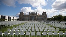 [FOTO] Akcija za izbjeglice u Grčkoj: Postavili 13 tisuća stolaca ispred Reichstaga u Berlinu