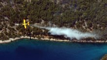 Opet se aktivirao požar na Visu, na terenu svi raspoloživi vatrogasci, pozvani i kanaderi