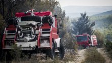 Požar u Lokvi Rogoznici kod Omiša stavljen pod nadzor