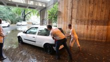 [FOTO] Veliko nevrijeme na istoku Splita: 'Pola metra zemlje našlo se na cesti, zamalo sam stradao!'; jaka kiša zapljusnula Rijeku, iskakali šahtovi, grom udario u kuću