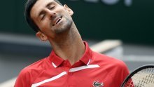 Srpski tenisač Novak Đoković uništio na Roland Garrosu još jednog suparnika te se izjednačio s Rogerom Federerom