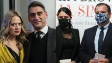 S maskom ili bez nje: Na promociju glazbene slikovnice slavnog pisca stigli Jasminka i Vili Beroš, ali i Jelena Veljača s novim partnerom