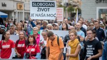 [FOTO/VIDEO] Bez maski i socijalne distance, s Festivala slobode u Rijeci poručili: Hrvatskom se širi virus zajedništva