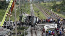 U sudaru vlaka i autobusa poginulo najmanje 20 ljudi