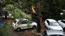 U nevremenu u Splitu oštećena vozila, valovi na Jadranu i do četiri  metra