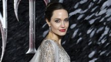 Nakon dugo vremena Angelina Jolie pokazala se javnosti, a onda ju je dočekalo iznenađenje ispred trgovine u kojoj je kupovala