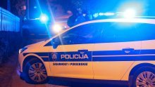 Muškarac u Istri pijan sletio s ceste, razlupao vozilo i ozlijedio se; pomogli mu slučajni prolaznik i policajac, a onda je ovaj krenuo s vrijeđanjem