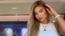 Kylie Jenner u donjem rublju i u kadi ispunjenoj ružinim laticama najavila svoju novu beauty kolekciju