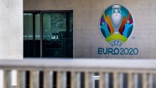 Navijači koji žele na nogometni Euro sljedeće godine, živjet će u neizvjesnosti sve do ožujka; Uefa razmatra nekoliko opcija...