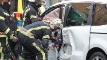 [FOTO/VIDEO] Prometna nesreća više automobila i tramvaja u Ilici, vatrogasci morali rezati lim da dođu do unesrećenih