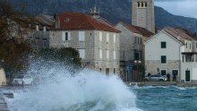 [FOTO/VIDEO] More poplavilo gradove diljem obale, u prekidu sve katamaranske linije iz Splita