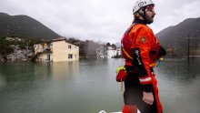 [VIDEO/FOTO] Voda oko Vrgorca noćas značajno narasla i dalje nadire, brani se škola