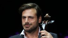 Iako solira već tri godine, Stjepan Hauser ne odriče se društva atraktivnih djevojaka